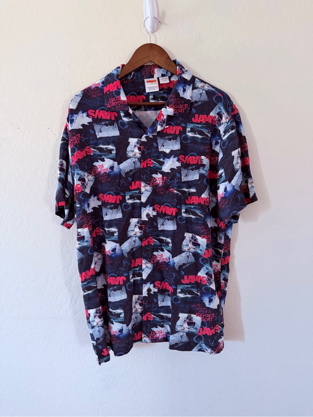 Jaws‎ Movie Button Down Shirt Men’s Size Large Rayon Camp Collar Shark Print